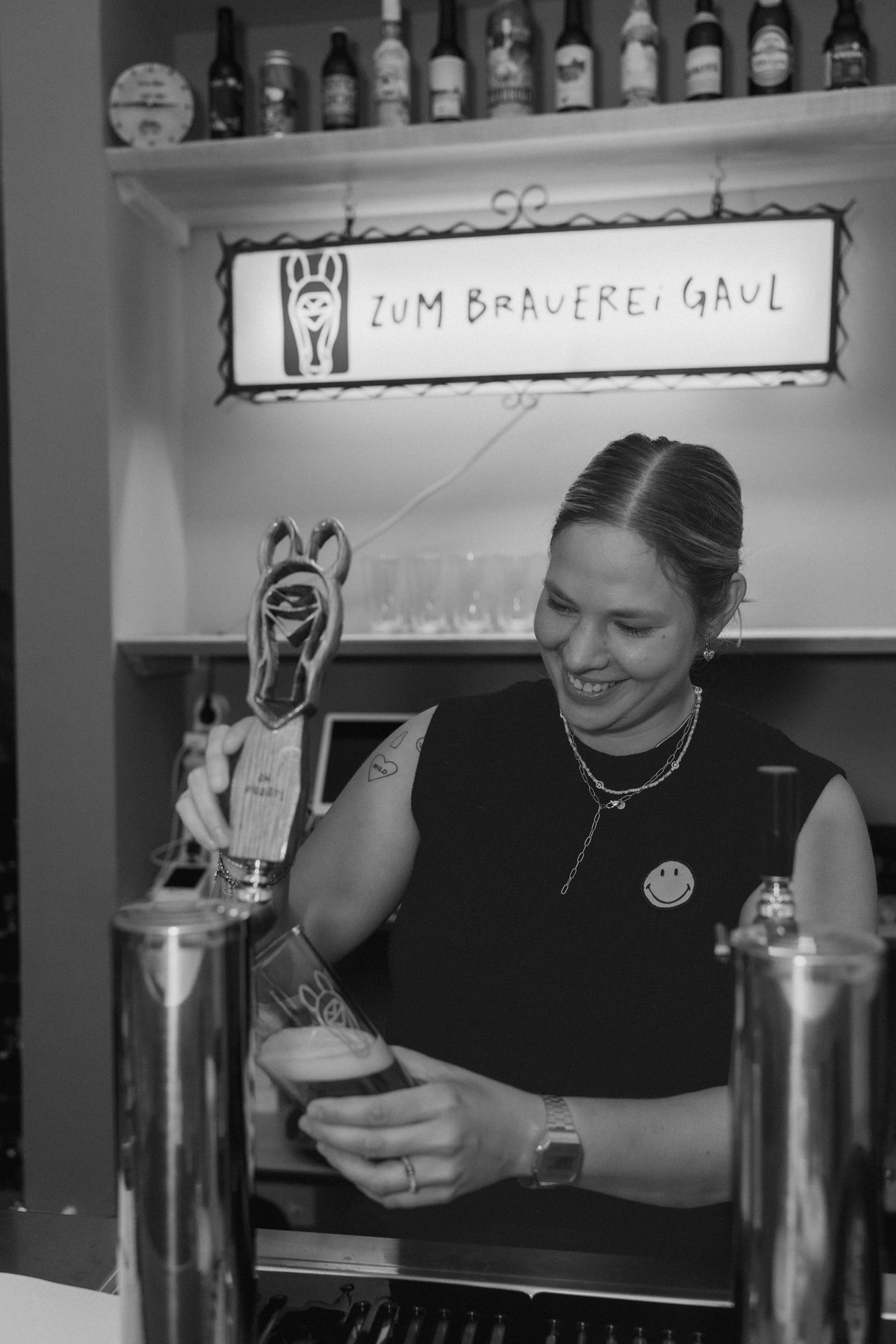 Schwarz-weiß: Laura zapft am Brauereigaul-Hahn ein frisches Bier